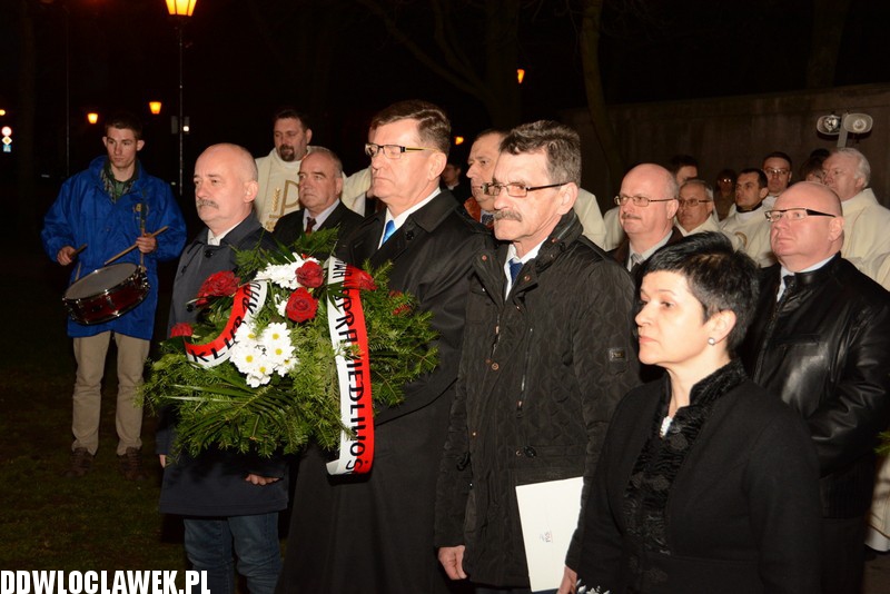Złożenie kwiatów pod tablicą