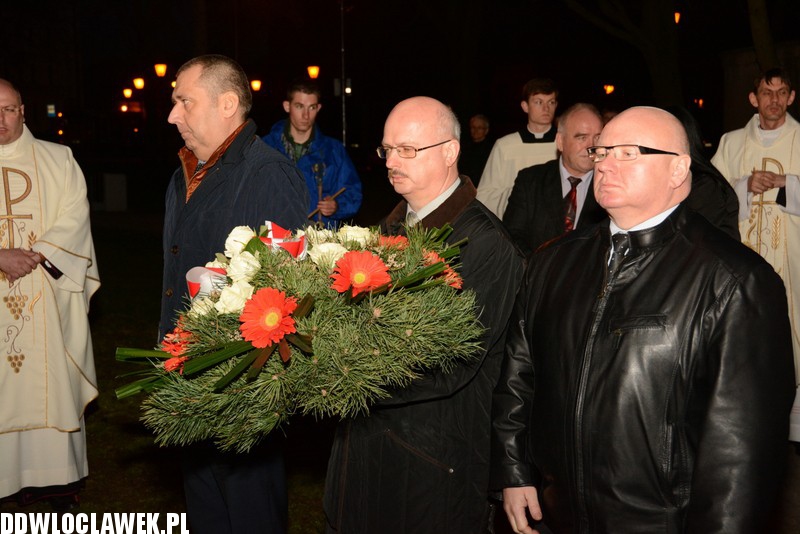 Złożenie kwiatów pod tablicą