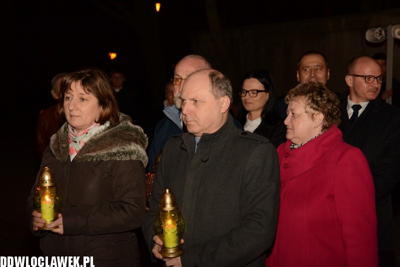 Złożenie kwiatów pod tablicą