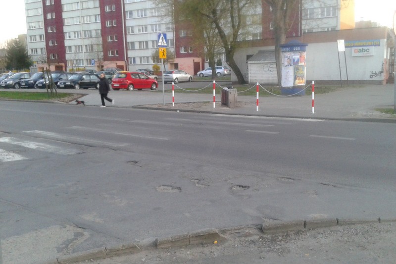 Fatalny stan nawierzchni ulicy 14 Pułkiu Piechoty
