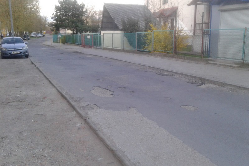 Fatalny stan nawierzchni ulicy 14 Pułkiu Piechoty