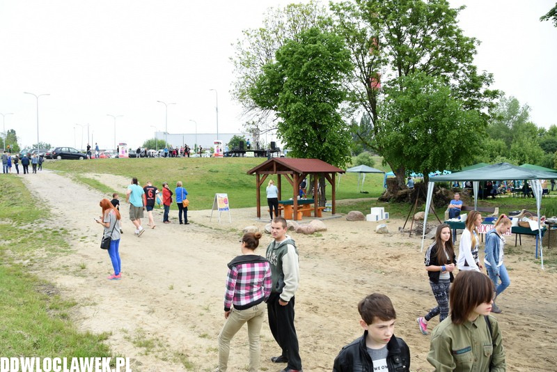 Piknik rodzinny przy basenie