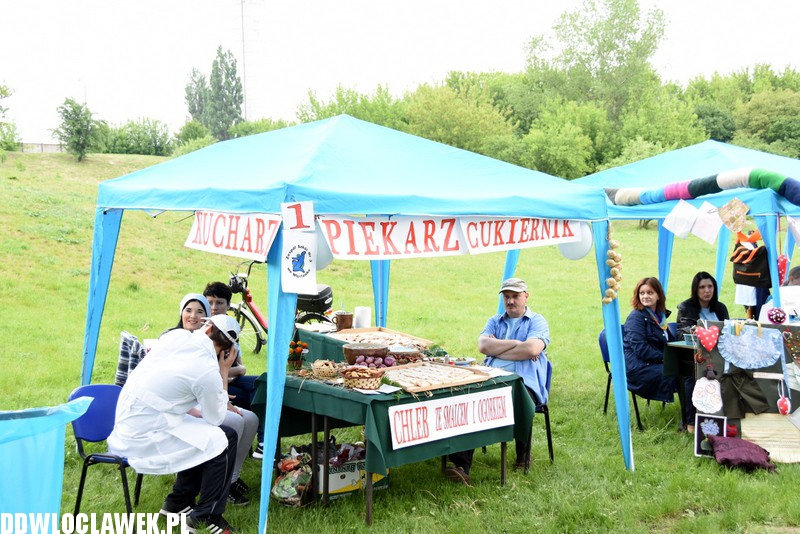Piknik rodzinny przy basenie