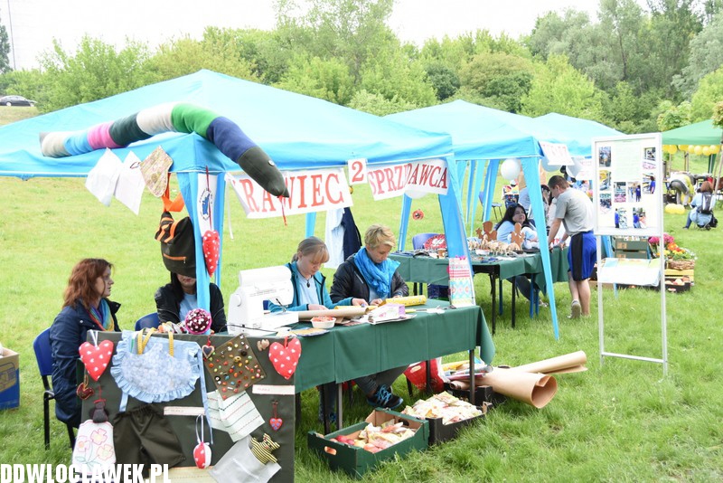 Piknik rodzinny przy basenie