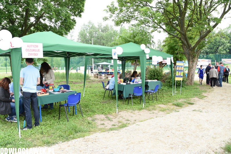 Piknik rodzinny przy basenie