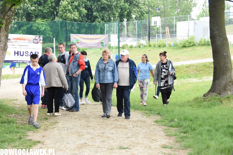 Piknik rodzinny przy basenie