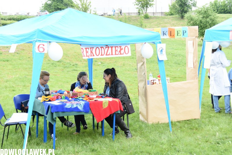 Piknik rodzinny przy basenie
