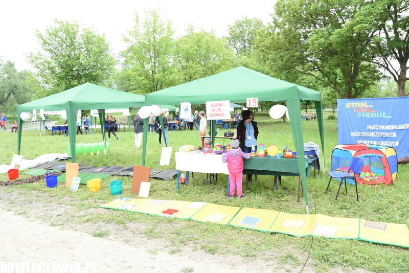 Piknik rodzinny przy basenie