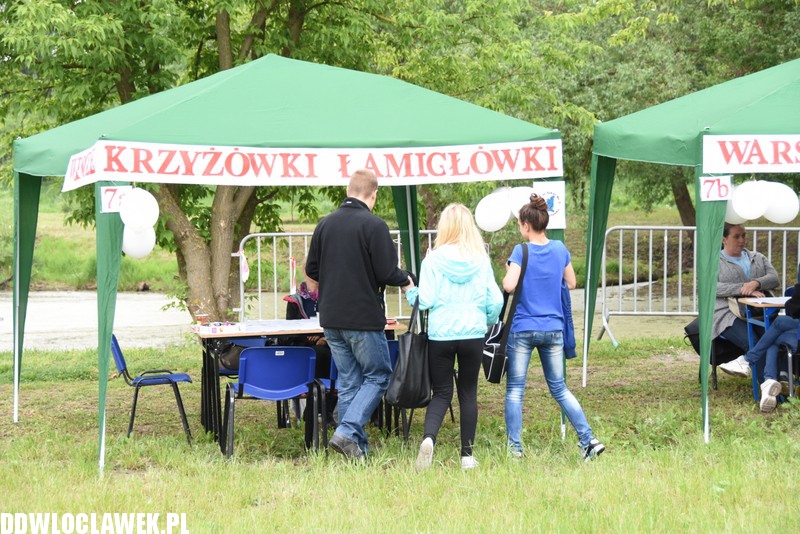 Piknik rodzinny przy basenie