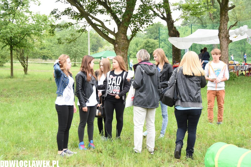 Piknik rodzinny przy basenie