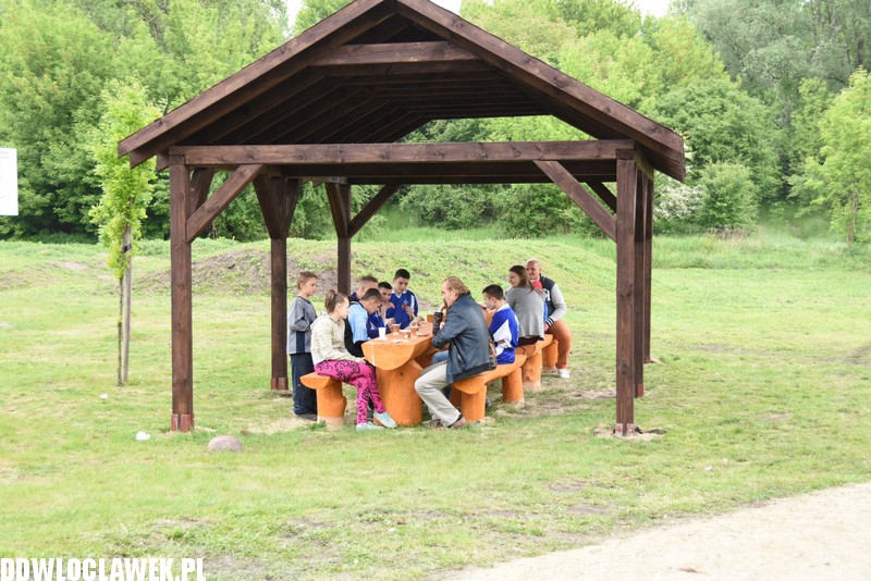Piknik rodzinny przy basenie
