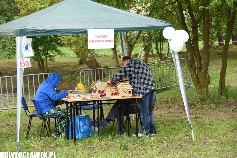 Piknik rodzinny przy basenie