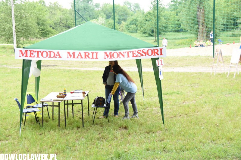Piknik rodzinny przy basenie