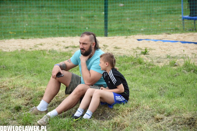 Piknik rodzinny przy basenie