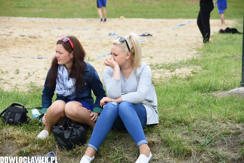 Piknik rodzinny przy basenie