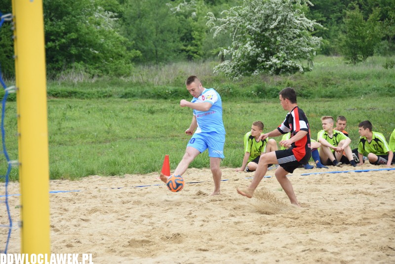 Piknik rodzinny przy basenie