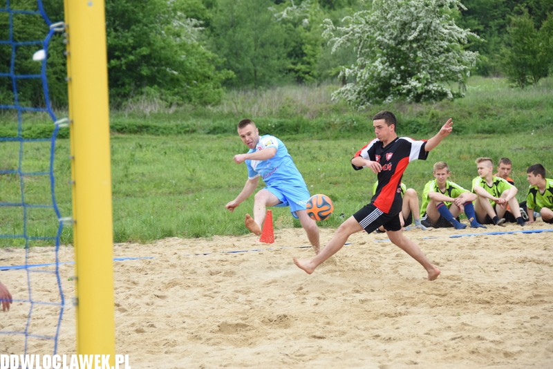 Piknik rodzinny przy basenie
