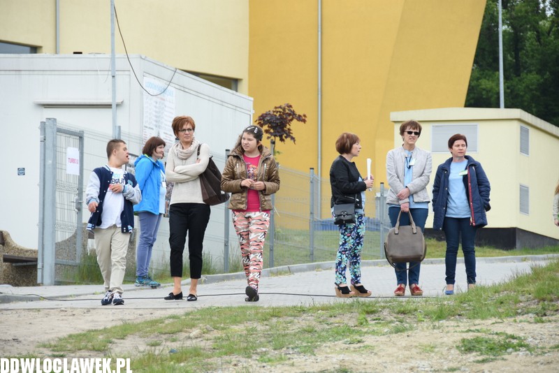 Piknik rodzinny przy basenie