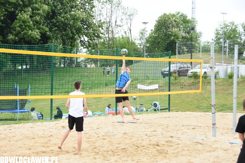 Piknik rodzinny przy basenie