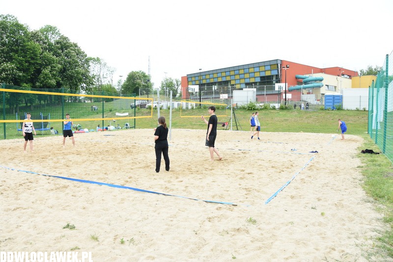 Piknik rodzinny przy basenie