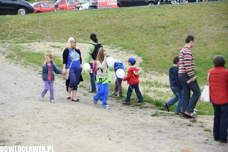 Piknik rodzinny przy basenie