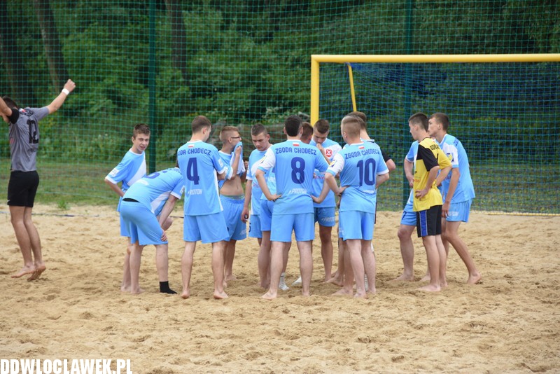 Piknik rodzinny przy basenie