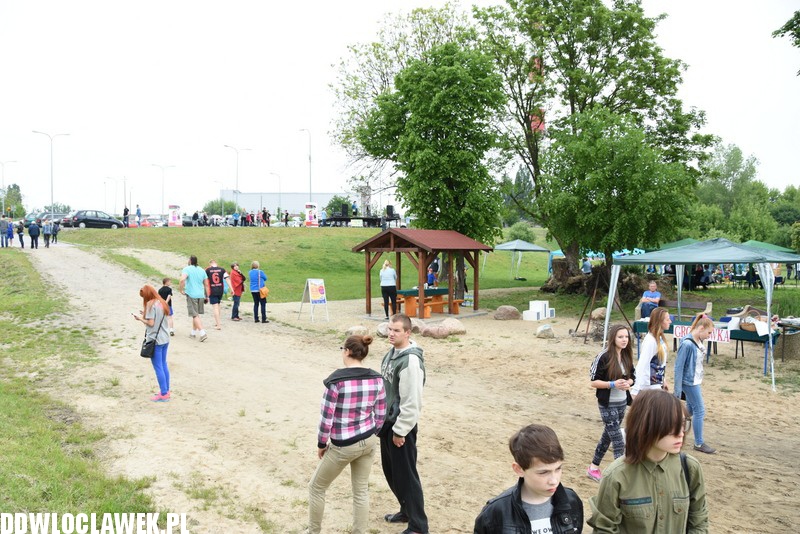 Piknik rodzinny przy basenie