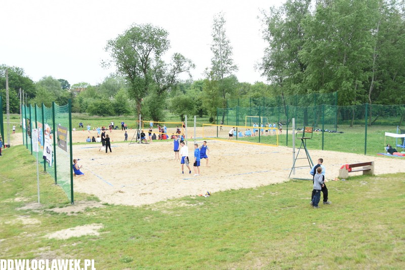 Piknik rodzinny przy basenie