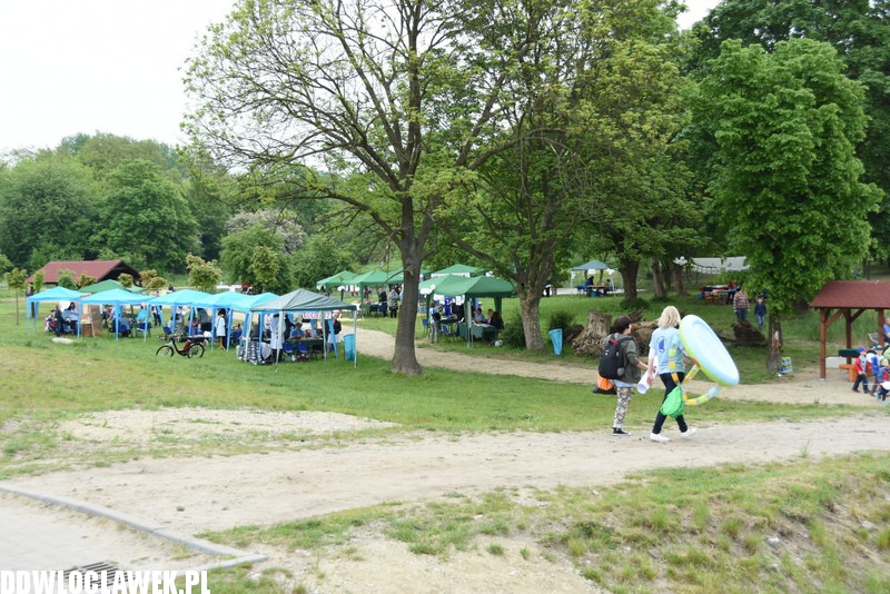 Piknik rodzinny przy basenie