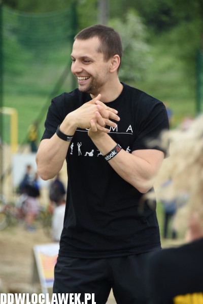 Piknik rodzinny przy basenie