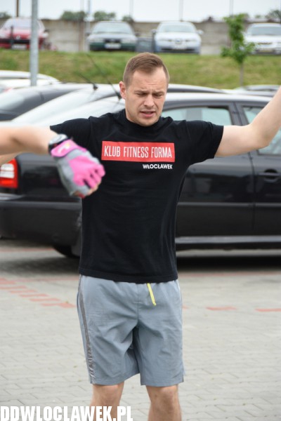 Piknik rodzinny przy basenie