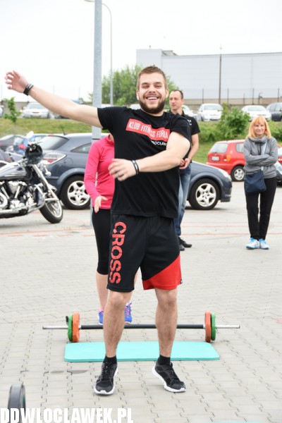 Piknik rodzinny przy basenie
