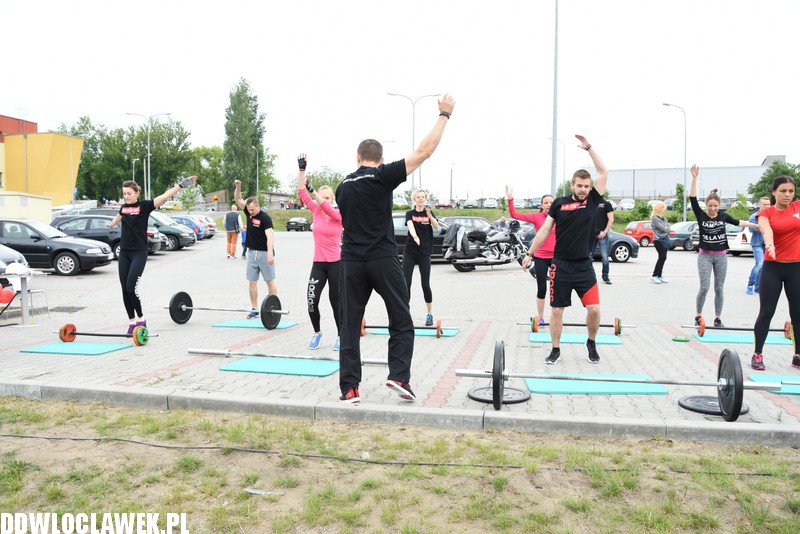 Piknik rodzinny przy basenie