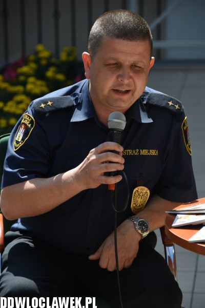 Norbert Struciński czyta dzieciom