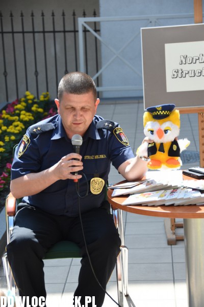 Norbert Struciński czyta dzieciom