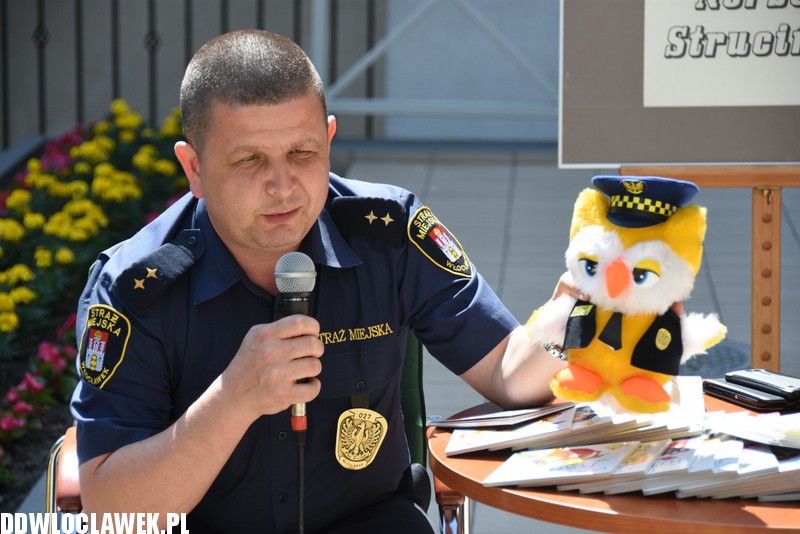 Norbert Struciński czyta dzieciom