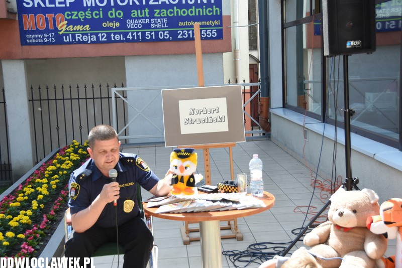 Norbert Struciński czyta dzieciom