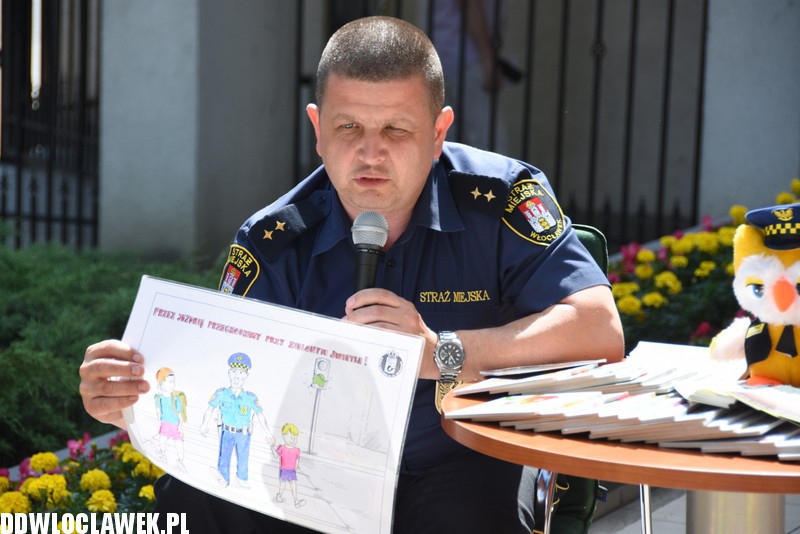 Norbert Struciński czyta dzieciom