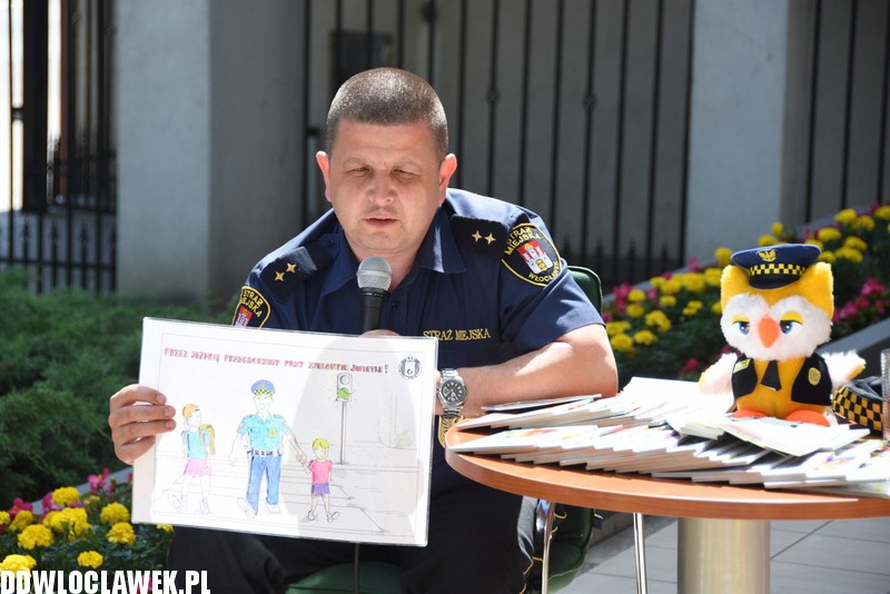 Norbert Struciński czyta dzieciom