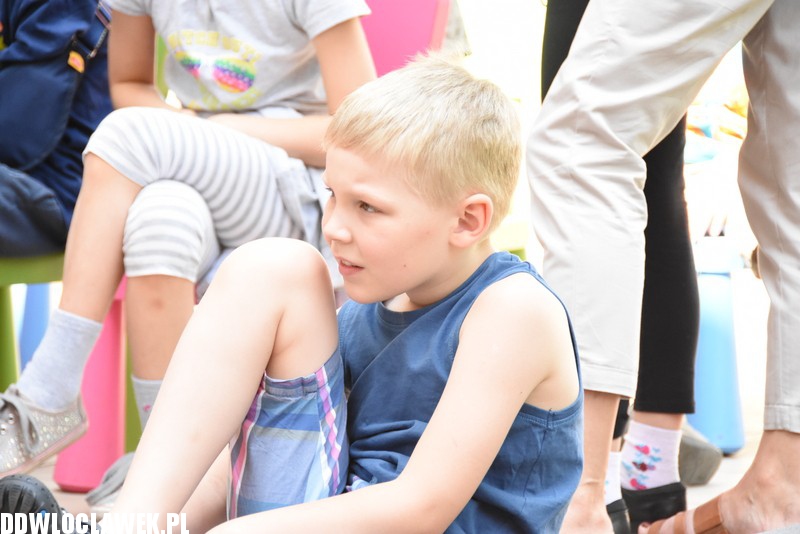 Maciej Jasiński czyta dzieciom