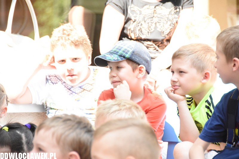 Maciej Jasiński czyta dzieciom