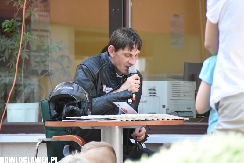 Maciej Jasiński czyta dzieciom