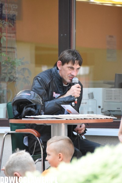 Maciej Jasiński czyta dzieciom
