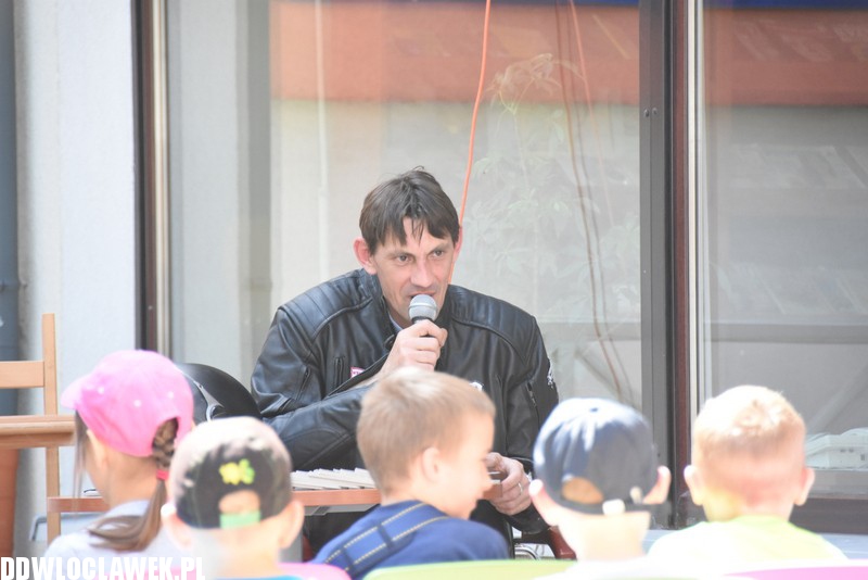 Maciej Jasiński czyta dzieciom