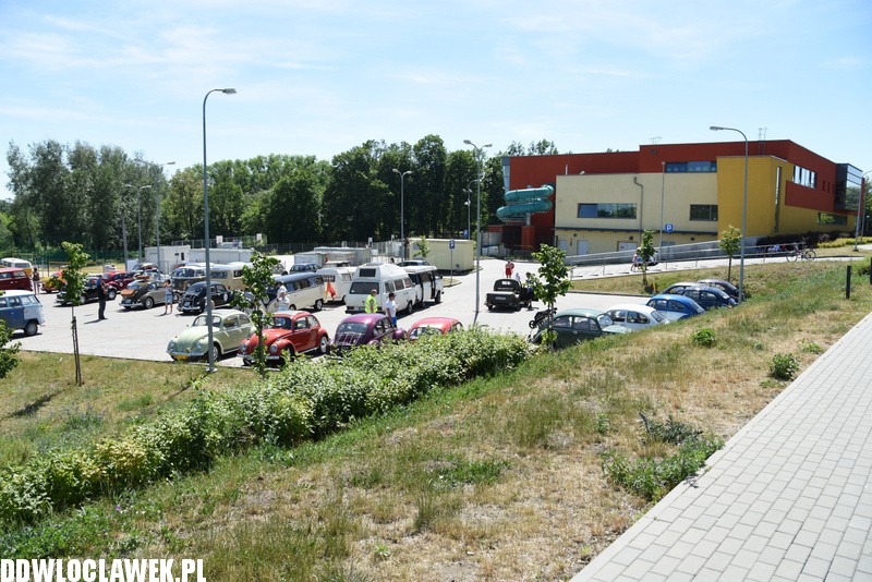 Zlot Garbusów przy basenie