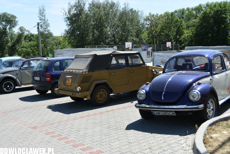 Zlot Garbusów przy basenie