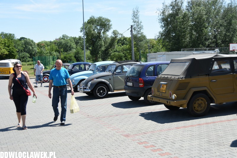 Zlot Garbusów przy basenie