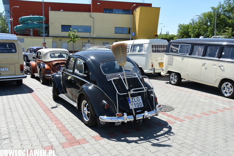 Zlot Garbusów przy basenie