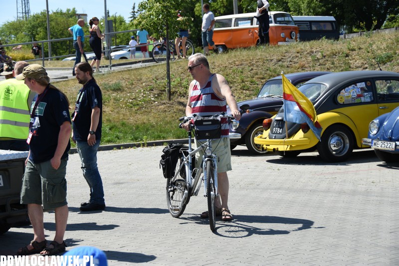 Zlot Garbusów przy basenie