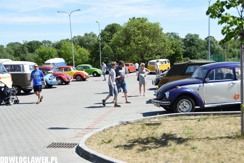 Zlot Garbusów przy basenie